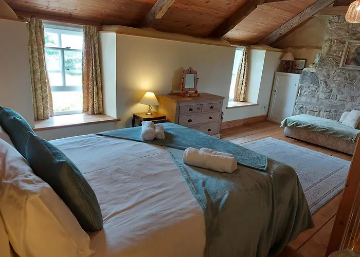 Kitts Cottage Redruth, King Size Bed, Woodburner