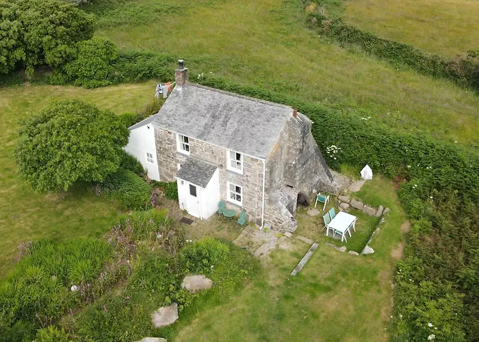 Kitts Cottage Redruth, King Size Bed, Woodburner