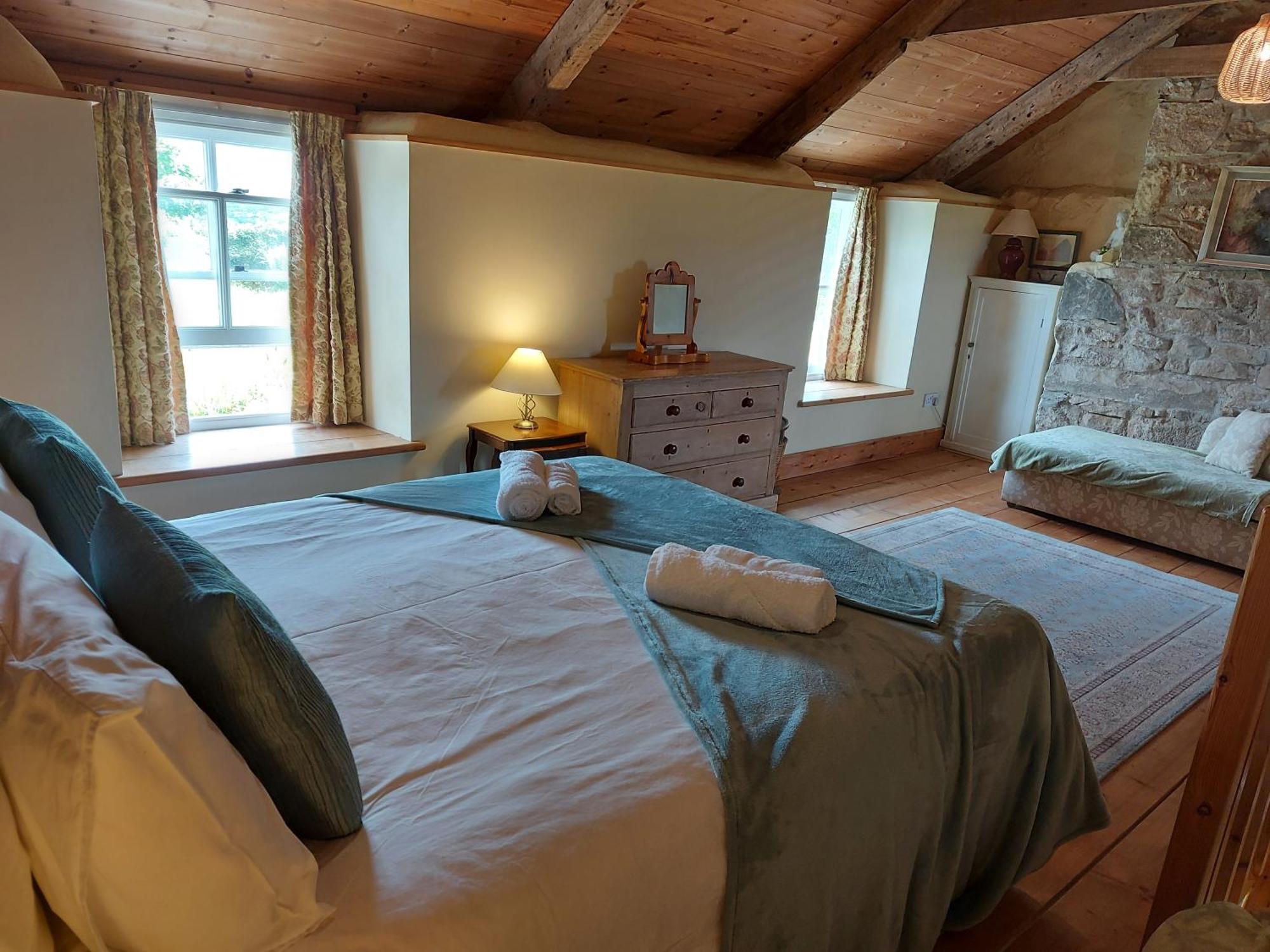 Kitts Redruth, King Size Bed, Woodburner * Redruth